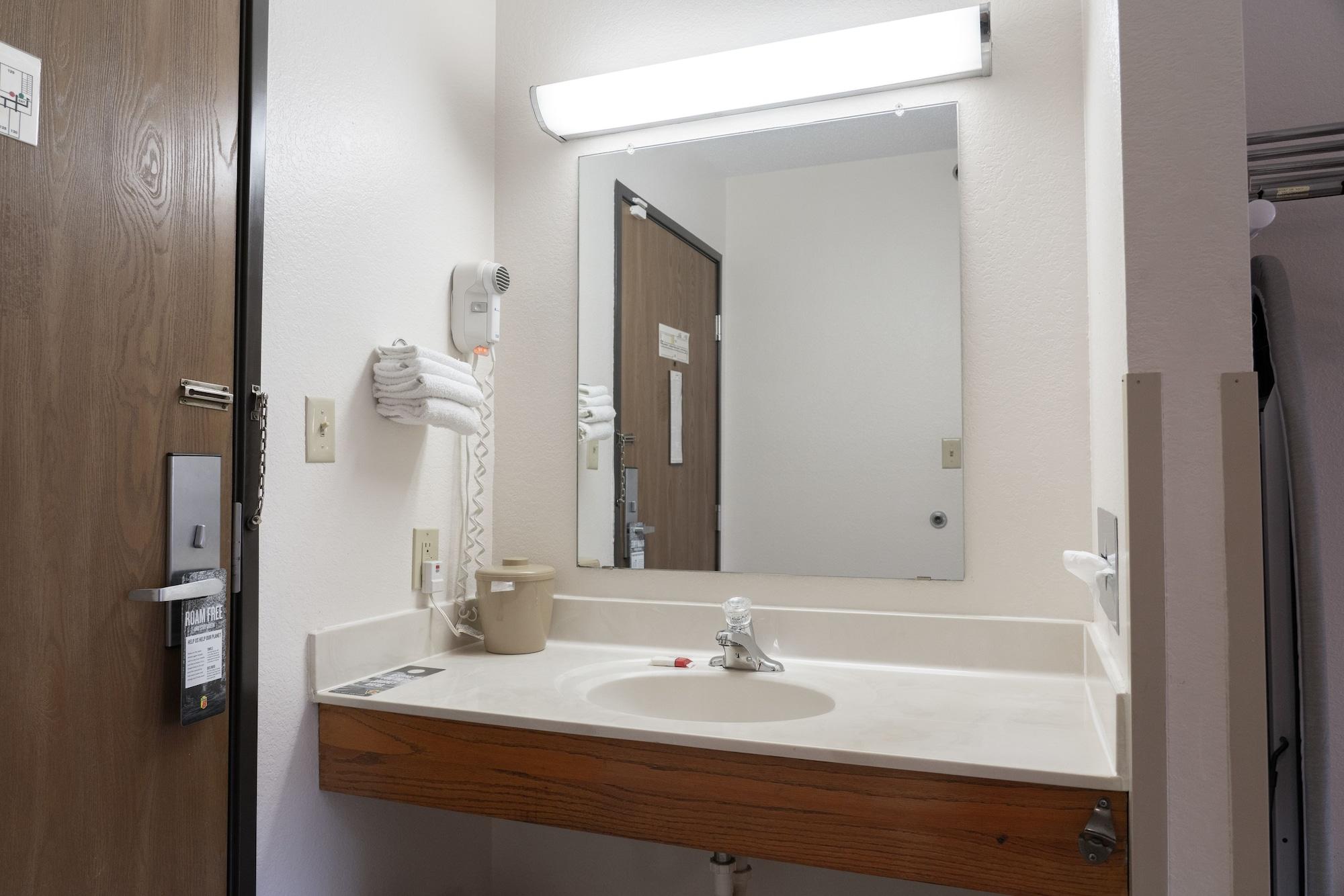 Super 8 By Wyndham Elgin Hotel Bagian luar foto