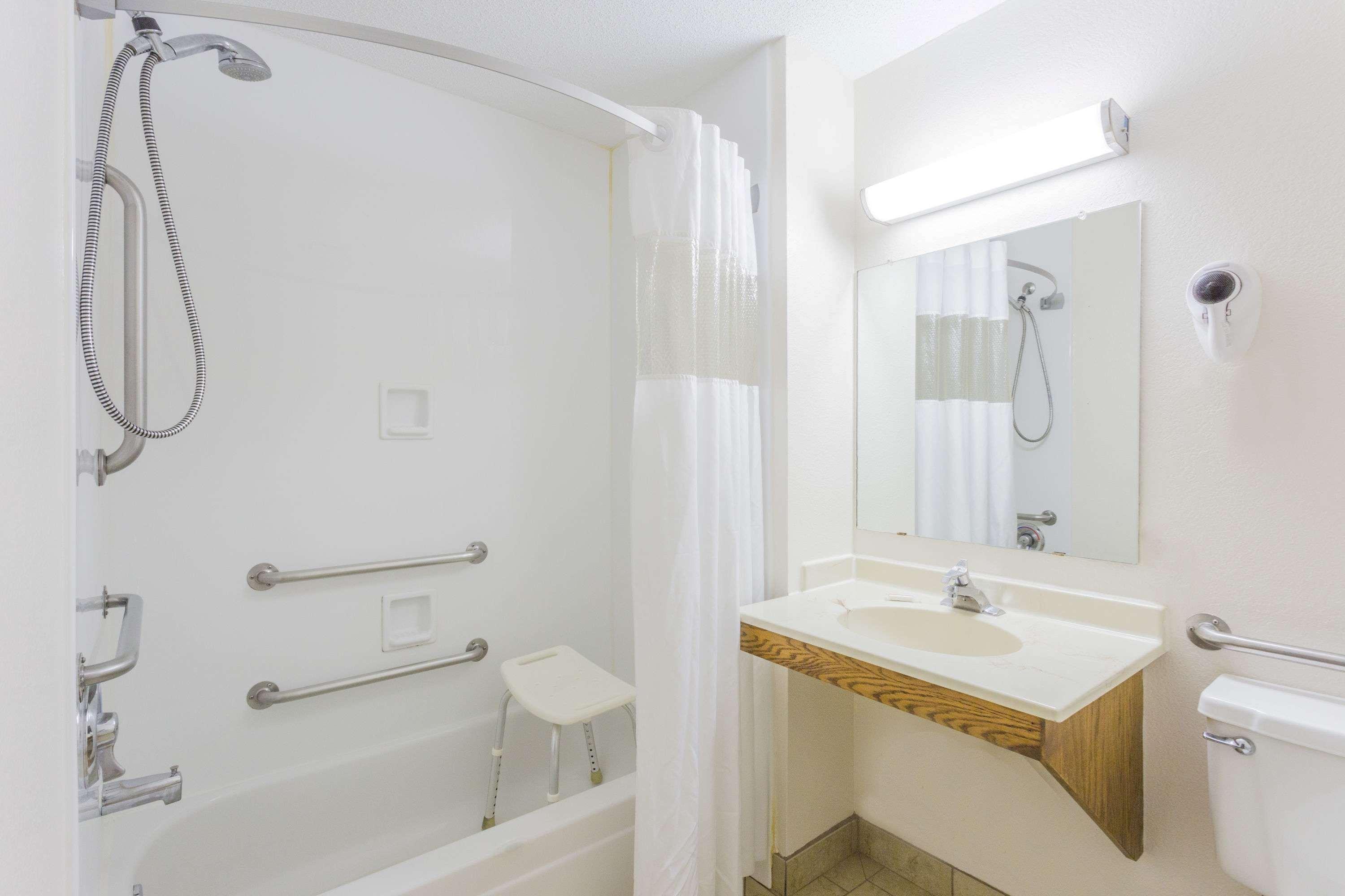 Super 8 By Wyndham Elgin Hotel Bagian luar foto