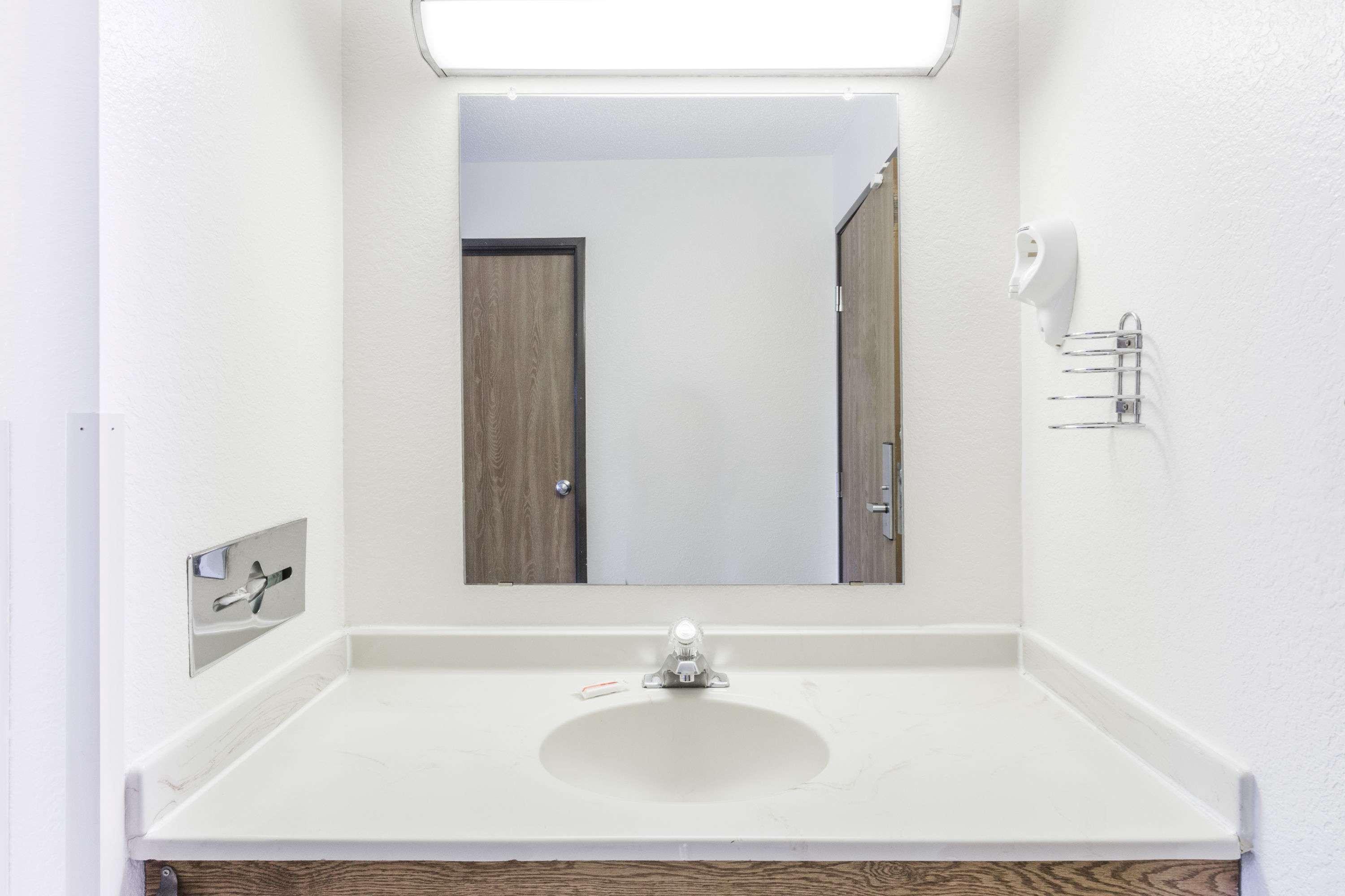 Super 8 By Wyndham Elgin Hotel Bagian luar foto
