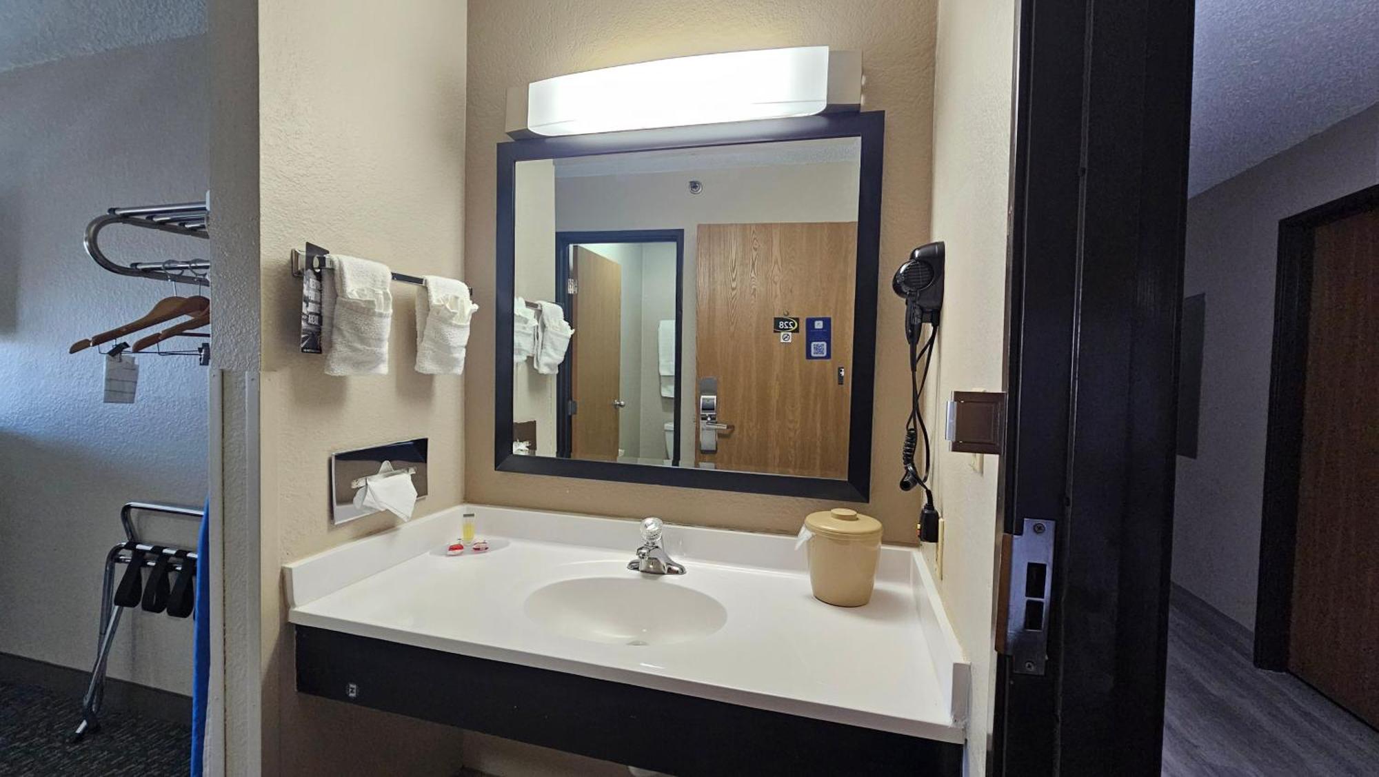 Super 8 By Wyndham Elgin Hotel Bagian luar foto