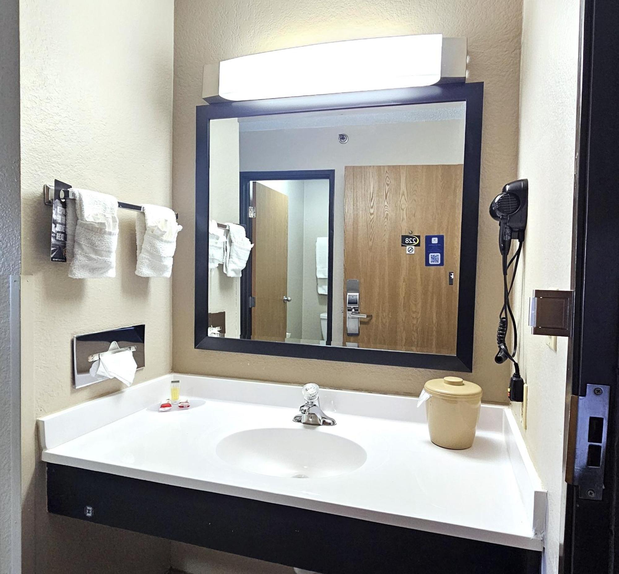 Super 8 By Wyndham Elgin Hotel Bagian luar foto